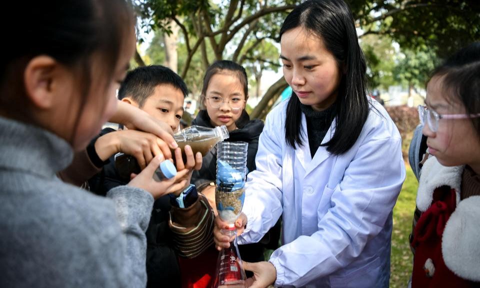 萌娃动手实验，污水秒变清流