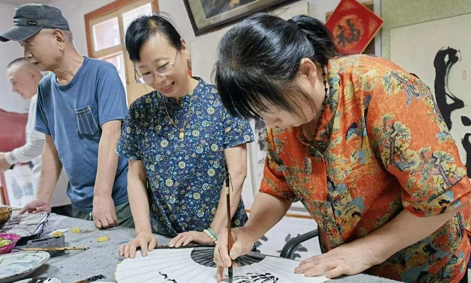 农家院里飘墨香！余姚农民书画爱好者以笔会友共绘乡村振兴