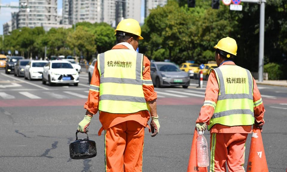 高温下的公路“修补匠”