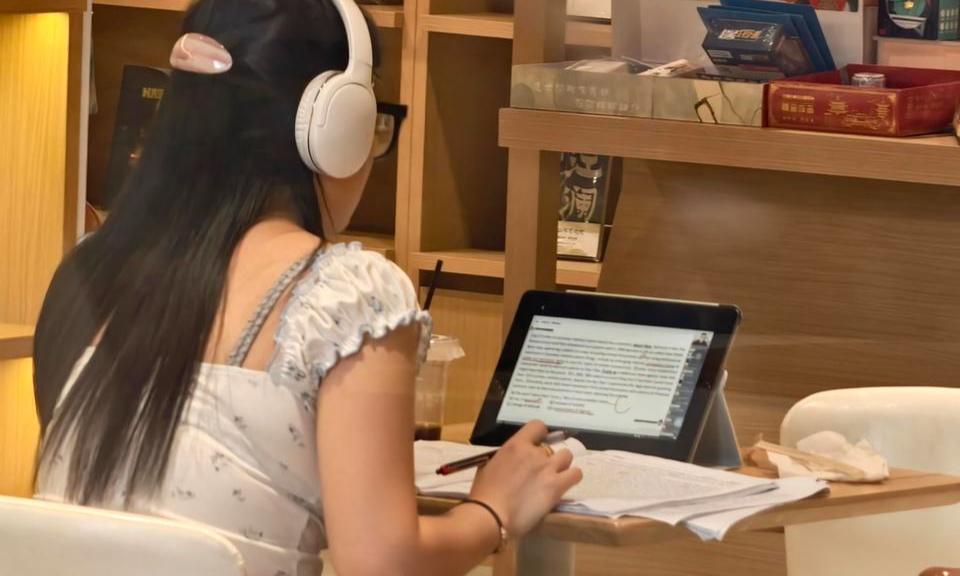 学生扎堆图书馆  “作业冲刺”伴书香