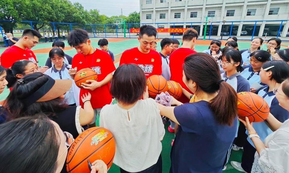 王兴兴母校迎惊喜！“浙BA”余姚队送篮球课+机器狗，这波回归太暖