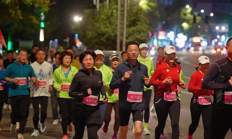 跃动夜色 快乐奔跑