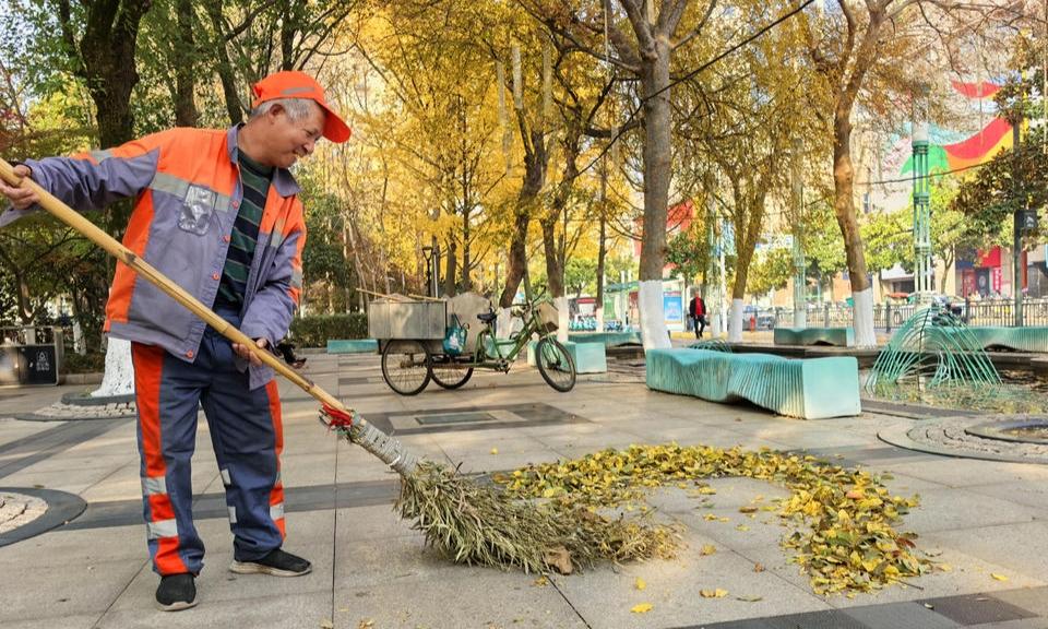 落叶纷飞清理忙