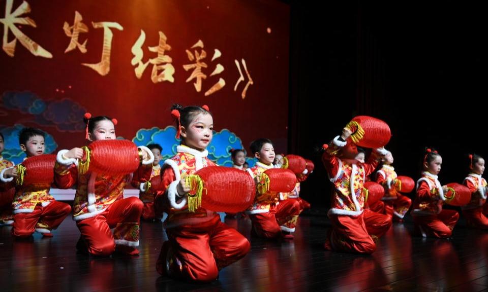 社区小春晚 邻里齐欢聚