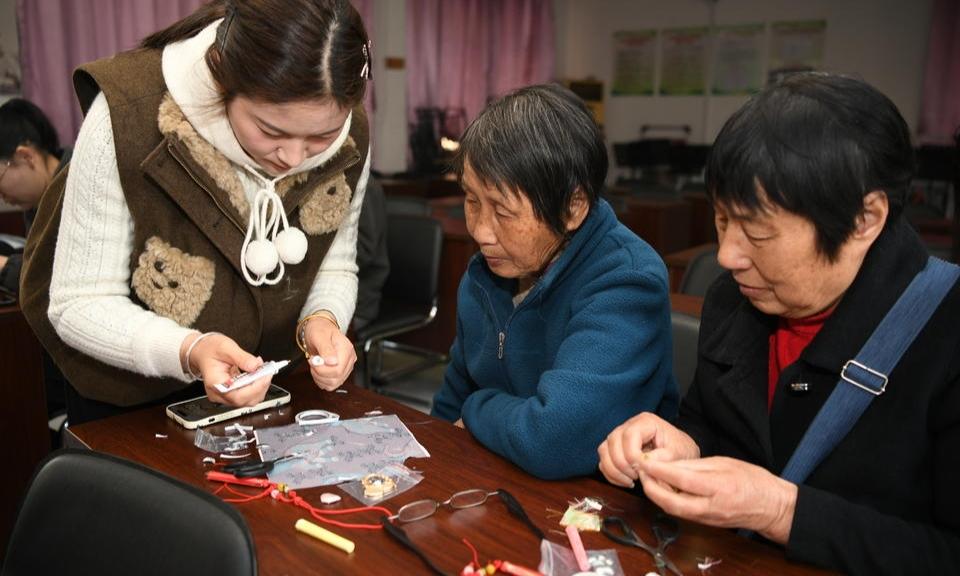 巧手制锦马 温情满社区