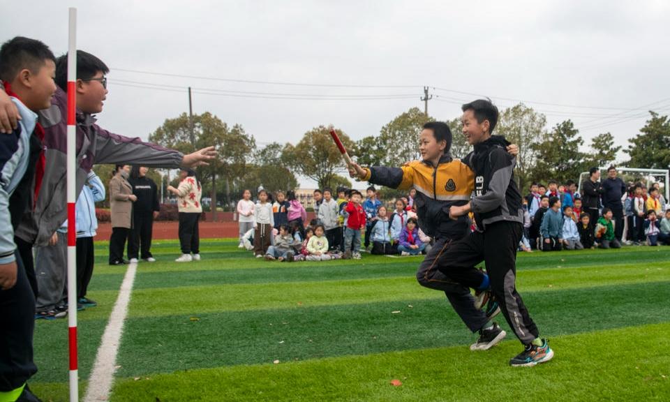 两人三足接力赛 跑出少年精气神