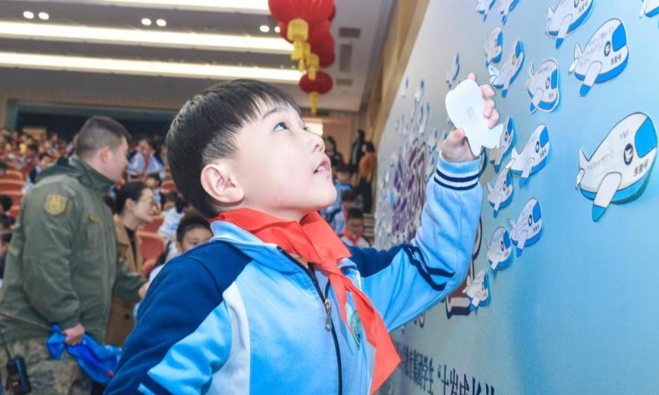 余姚一小学为三年级生举办成长礼