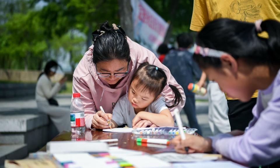 书香伴春风 游园品书香