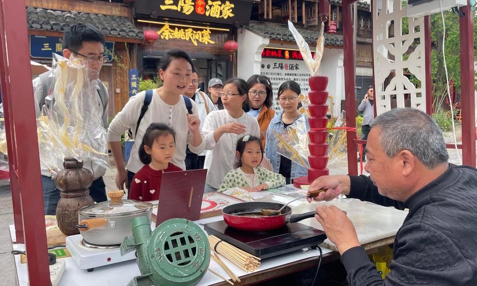 古镇糖画引客来