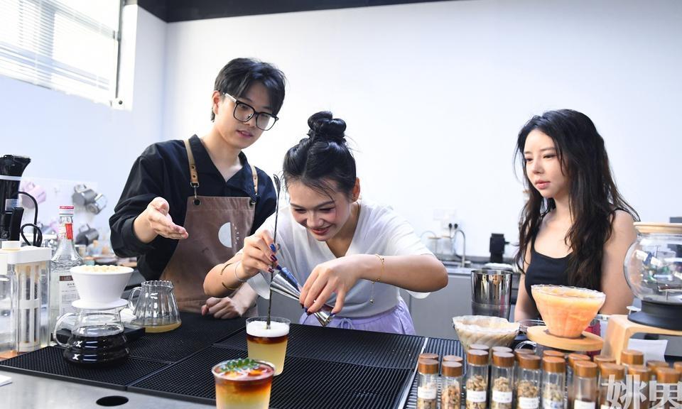 视觉生活｜从自己开店到教人开店——一位“00后”的创业“特调”