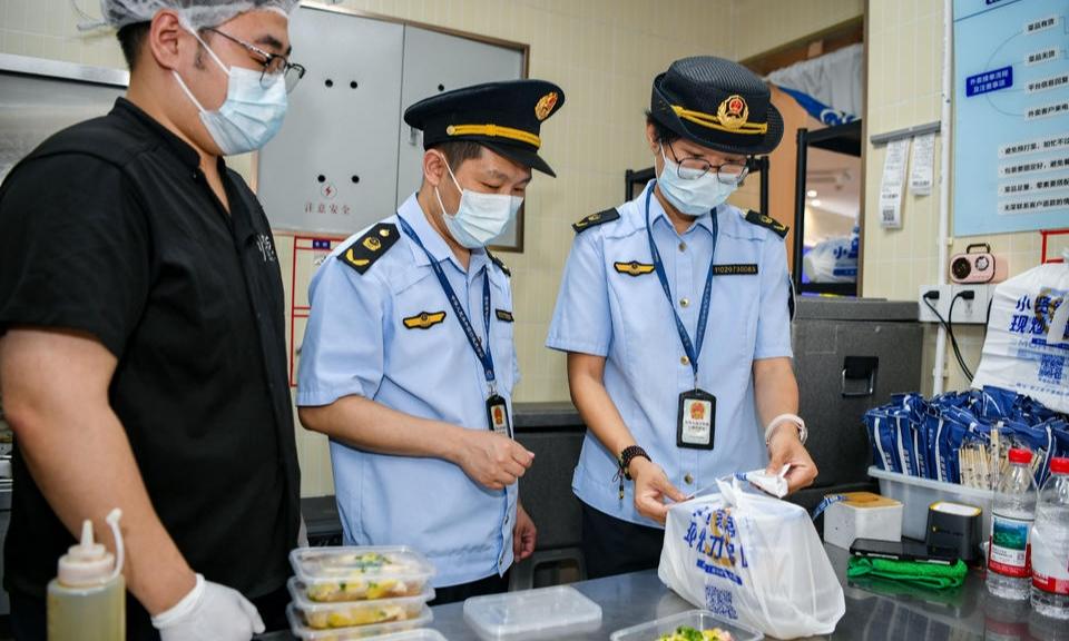 严查食安封签 守护用餐安全