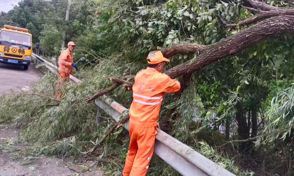 公路人紧急清障 保障山区通行安全