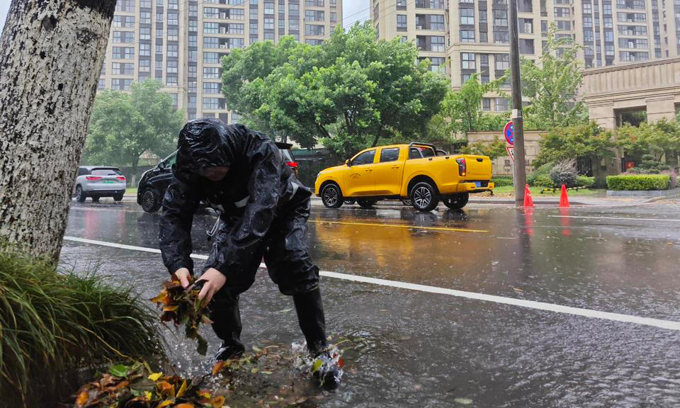 清理雨水篦子 保障排水畅通