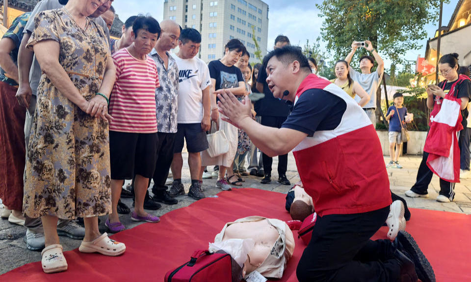 急救知识在身边 公益集市暖古镇