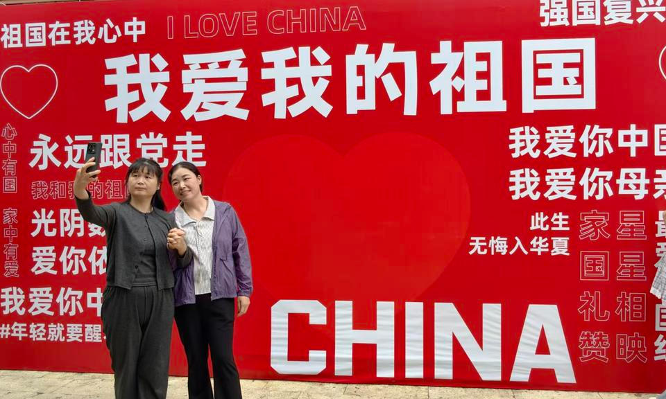 古镇巡游 欢度国庆